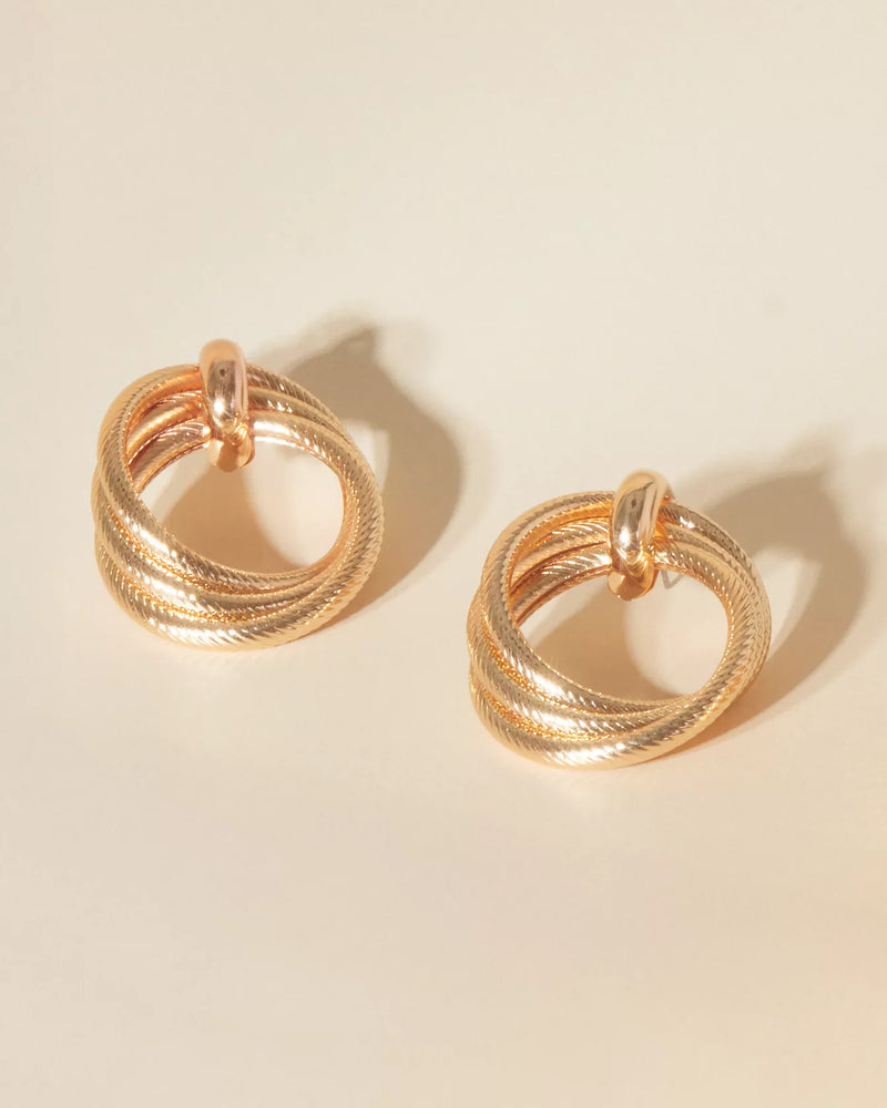 Chevs Kiss Doorknocker Earrings - Gold Metallic