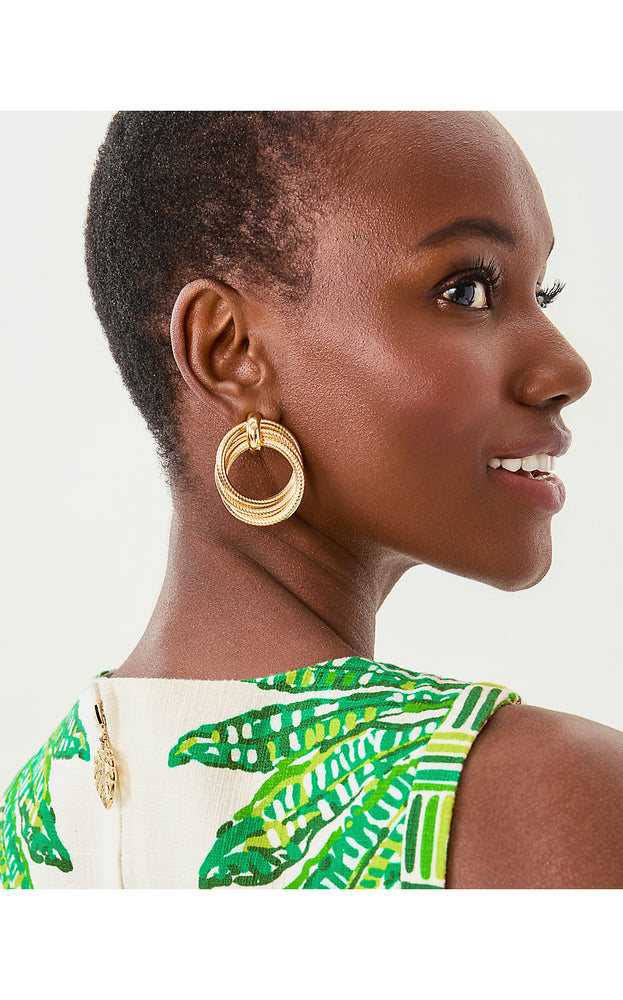 Chevs Kiss Doorknocker Earrings - Gold Metallic