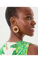 Chevs Kiss Doorknocker Earrings - Gold Metallic